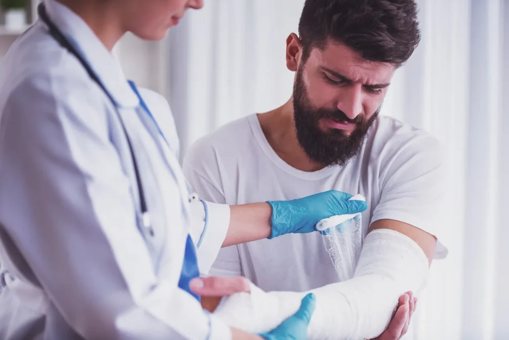 A man with an inured arm at the doctor.